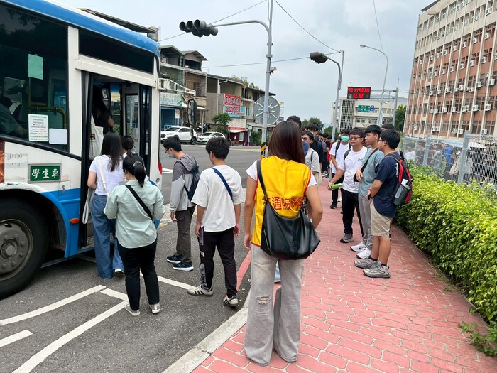 新生搭乘校園交通車圖片